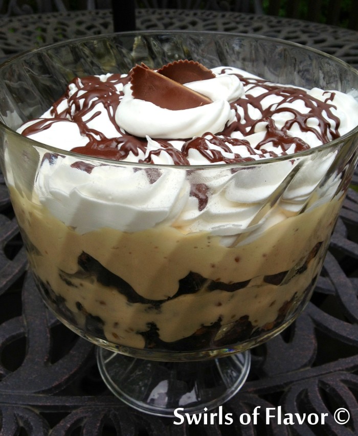 Peanut Butter Cup Brownie Trifle is brimming with a creamy pudding, dense chocolate brownies and peanut butter cups! The perfect way to celebrate Dad's special day or any day! dessert | chocolate | brownie | peanut butter | peanut butter cup | candy | pudding | dessert 