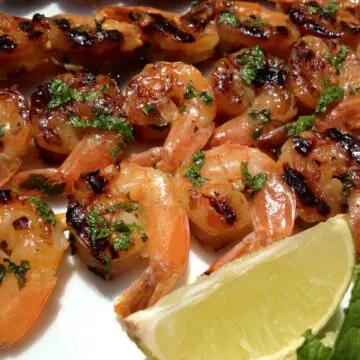 grilled mojit shrimp with lime wedge