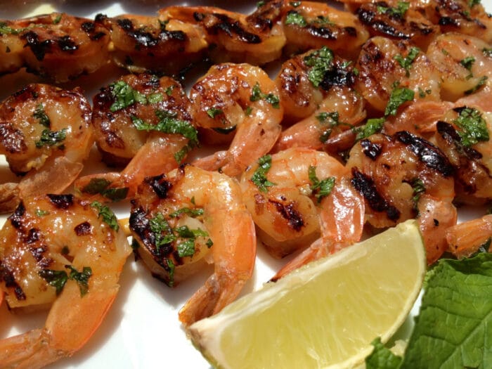 grilled mojit shrimp with lime wedge