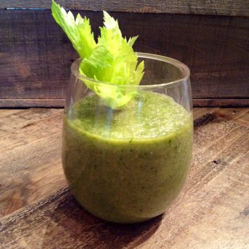 This Green Tea Kale Smoothie is brimming with kale, apple, banana and green tea, and has all the right ingredients for your optimum health! smoothie | green tea | kale | breakfast | healthy | snack | easy recipe | #swirlsofflavor