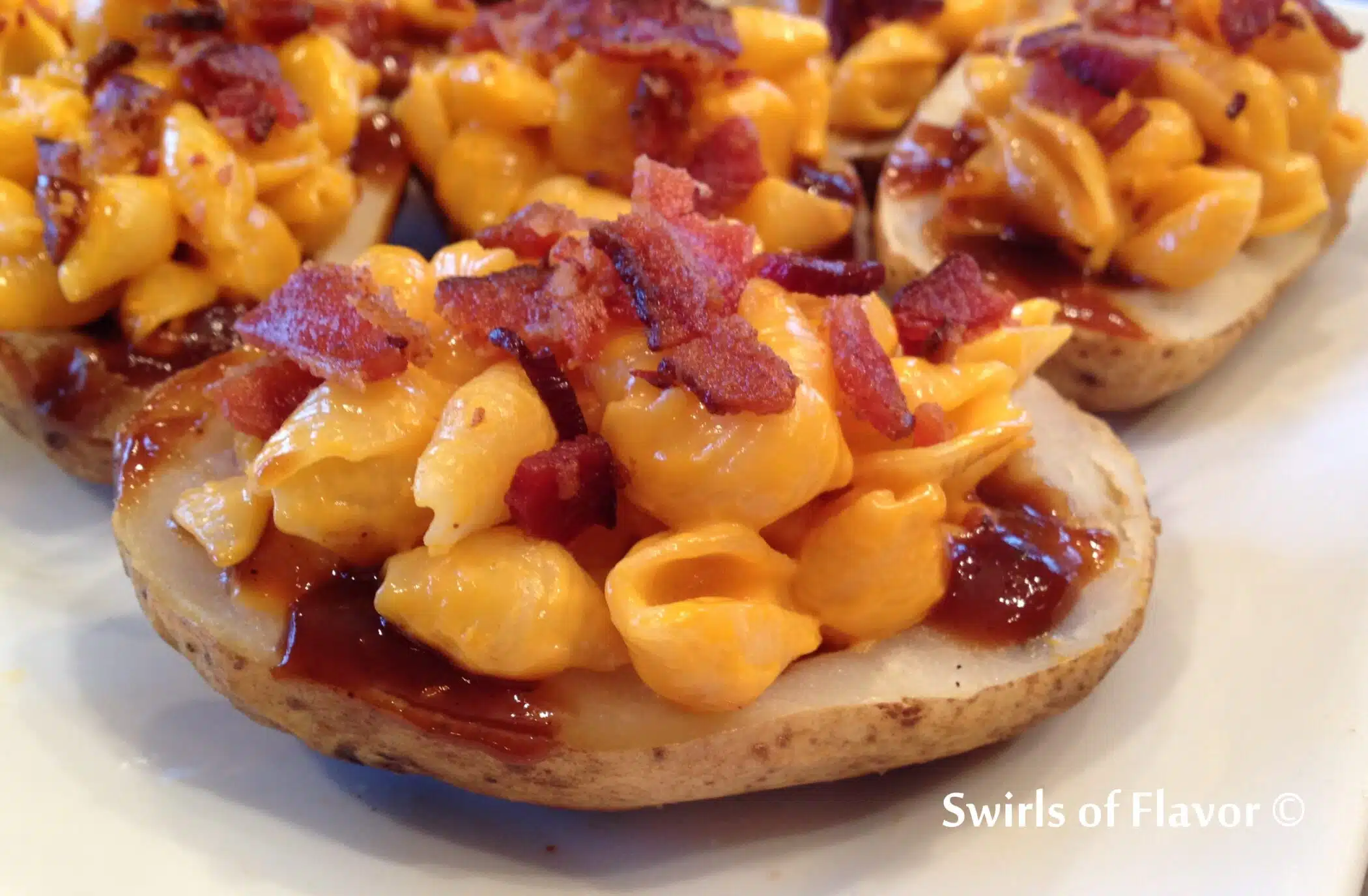 potato skins with macaroni and cheese and bacon