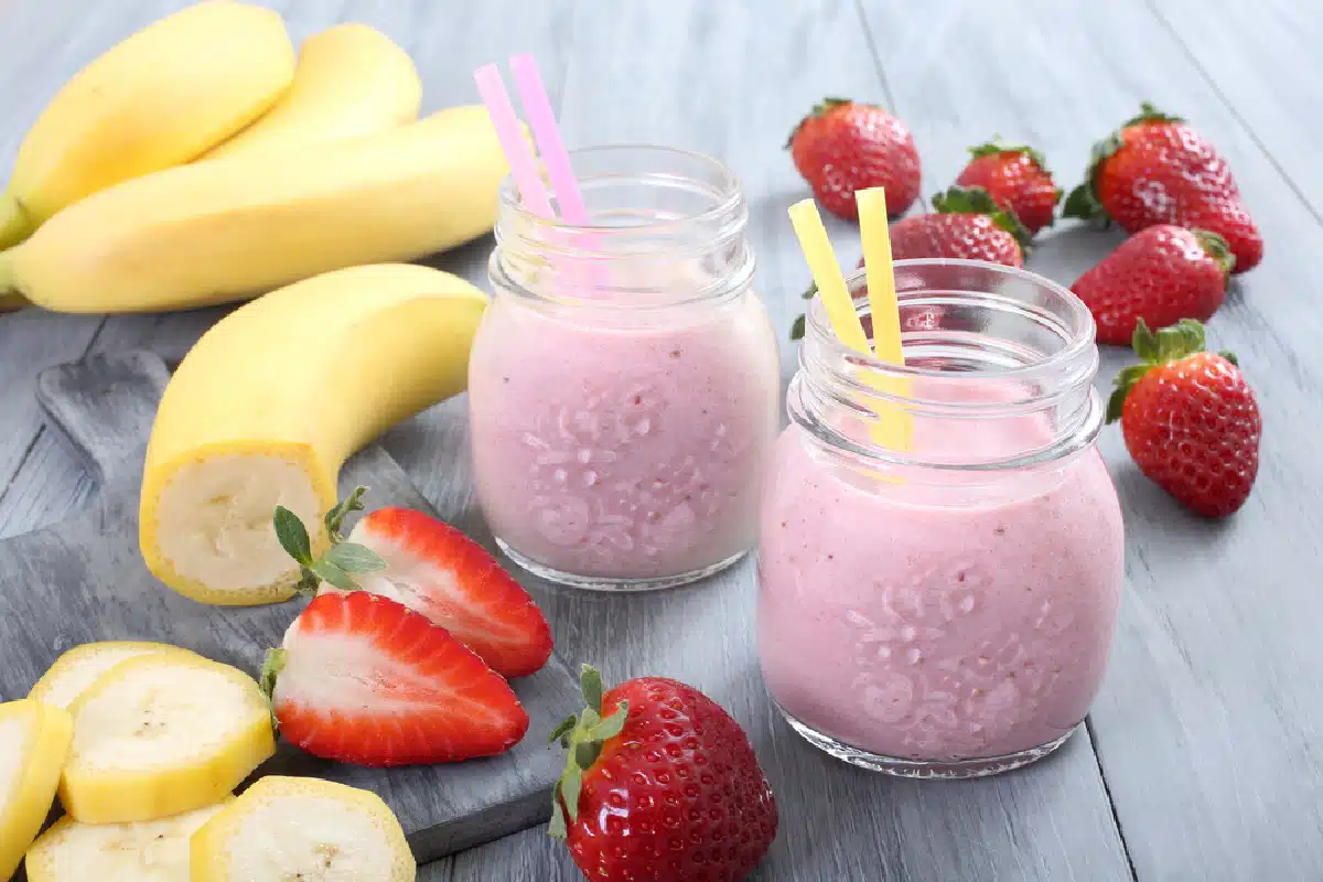 almond milk starwberries smoothies in mason jars with straws