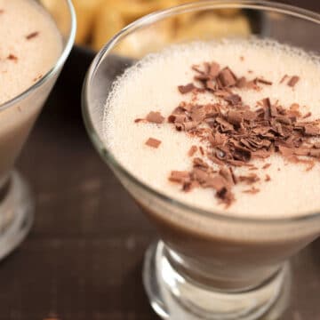 chocolate martinis with chocolate shavings