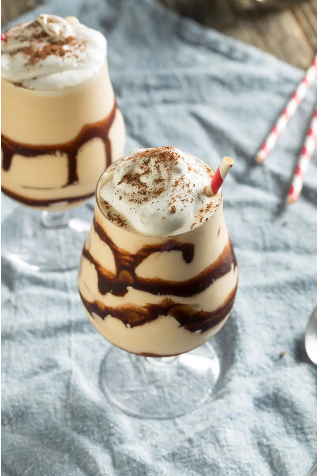 kahlua mudslide with chocolate drizzled inside the glass