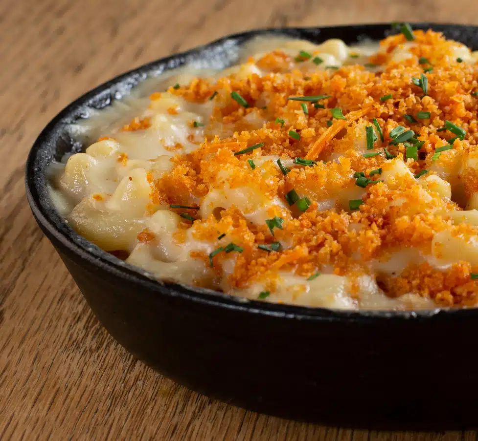 close up of mac and cheese in a skillet