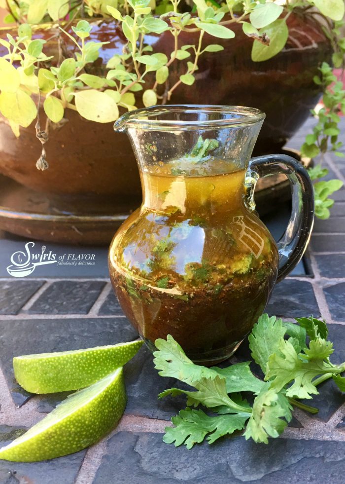 Questa vinaigrette al chili e lime fatta in casa farà ballare le tue papille gustative grazie al sapore fresco e piccante del lime combinato con un pizzico di peperoncino! #homemadesaladdressing #easyrecipe #vinaigrette #chilipowder #lime #cilantro #saladdressing #homemade #homemadevinaigrette #swirlsofflavor