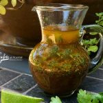 Diese hausgemachte Chili-Limetten-Vinaigrette wird Ihre Geschmacksknospen zum Tanzen bringen, da der frische, spritzige Geschmack von Limetten mit einem Hauch von Chili-Gewürz kombiniert wird!