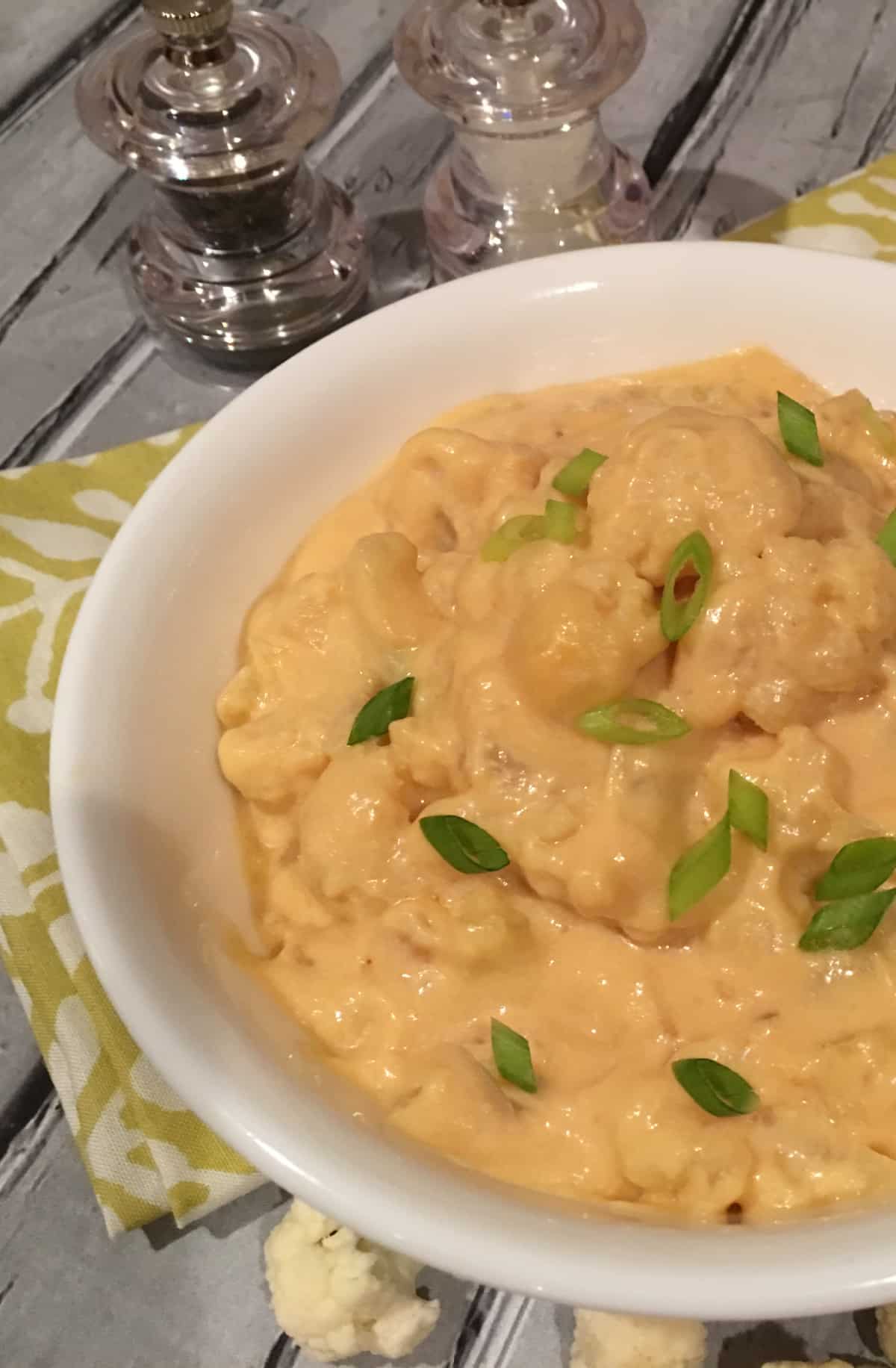 cheesy macaroni and cheese with cauliflower