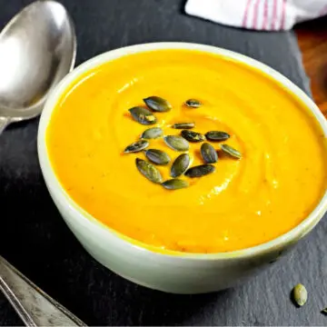creamy curry cauliflower soup with pumpkin seeds