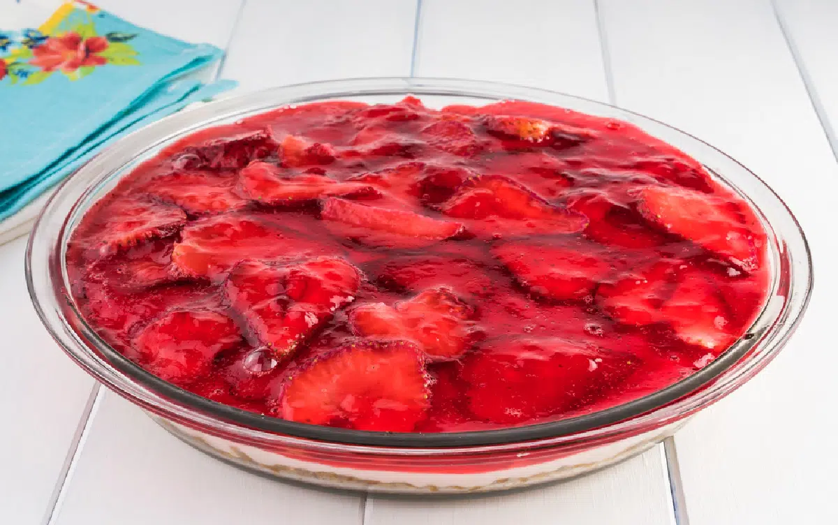 strawberry jello pie in a glass pie plate