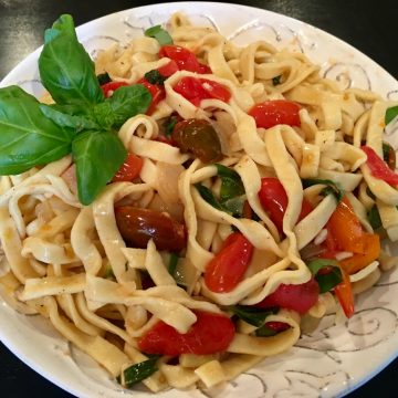 fettuccine with fresh tomato sauce and basil