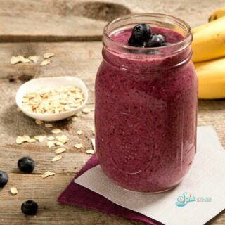 Breakfast smoothie with blueberries, banana and oats