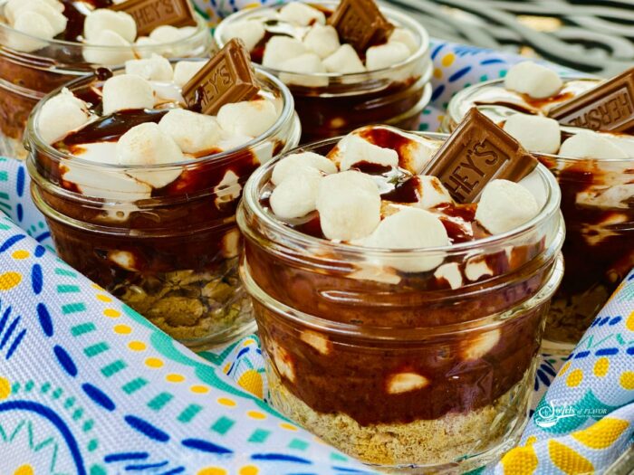 S'morres pudding with marshmallows, fudge and chocolate bar in mini mason jars
