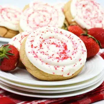 strawberry cheesecake cookies with fresh strawberries