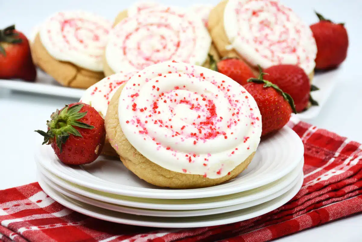 strawberry cheesecake cookies with fresh strawberries
