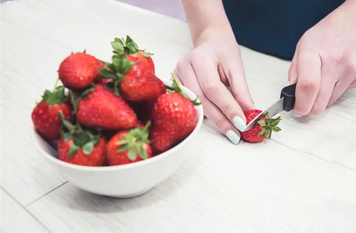 slicing strawberries