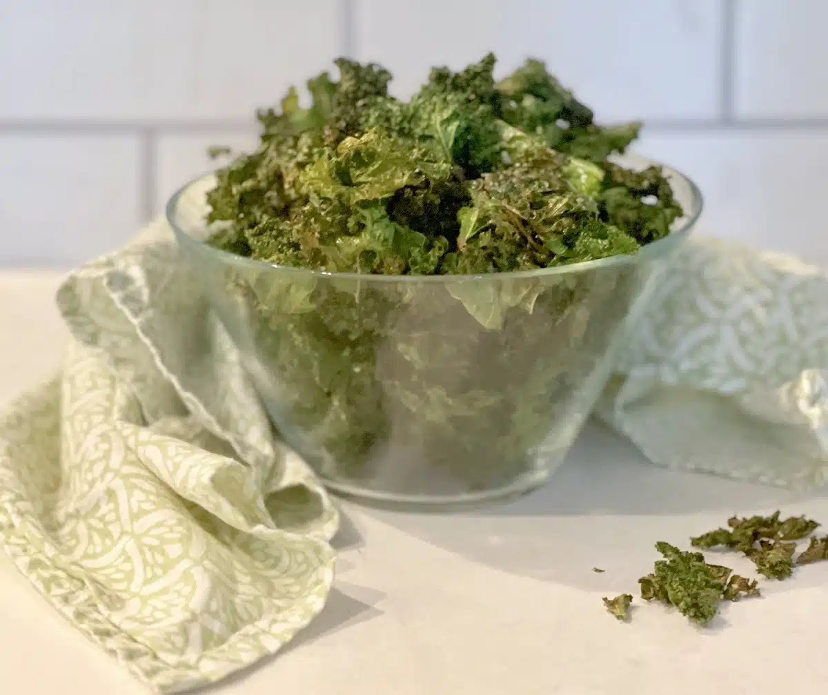 air fryer kale chips in a glass bowl