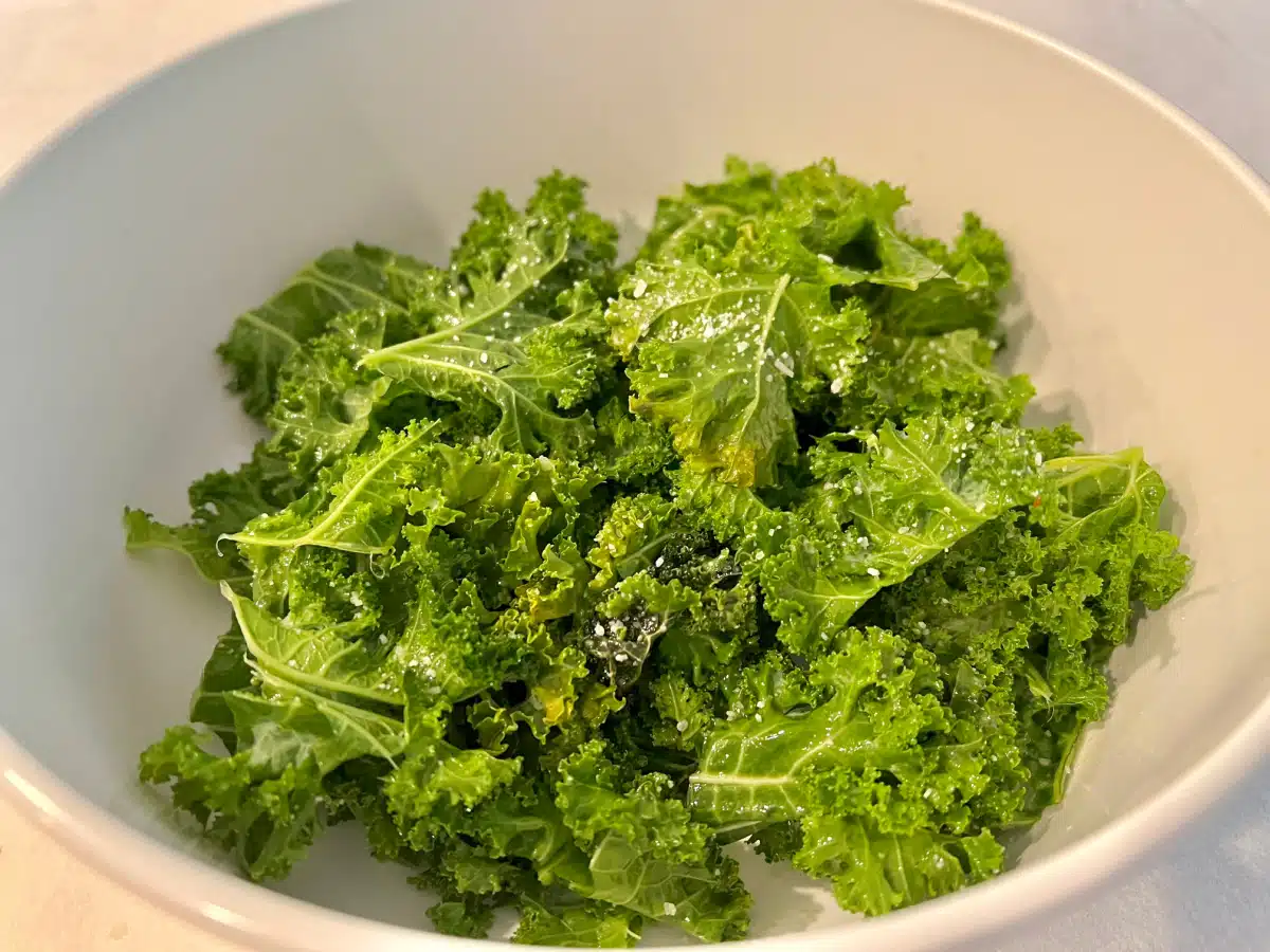 kale leaves with seasonings