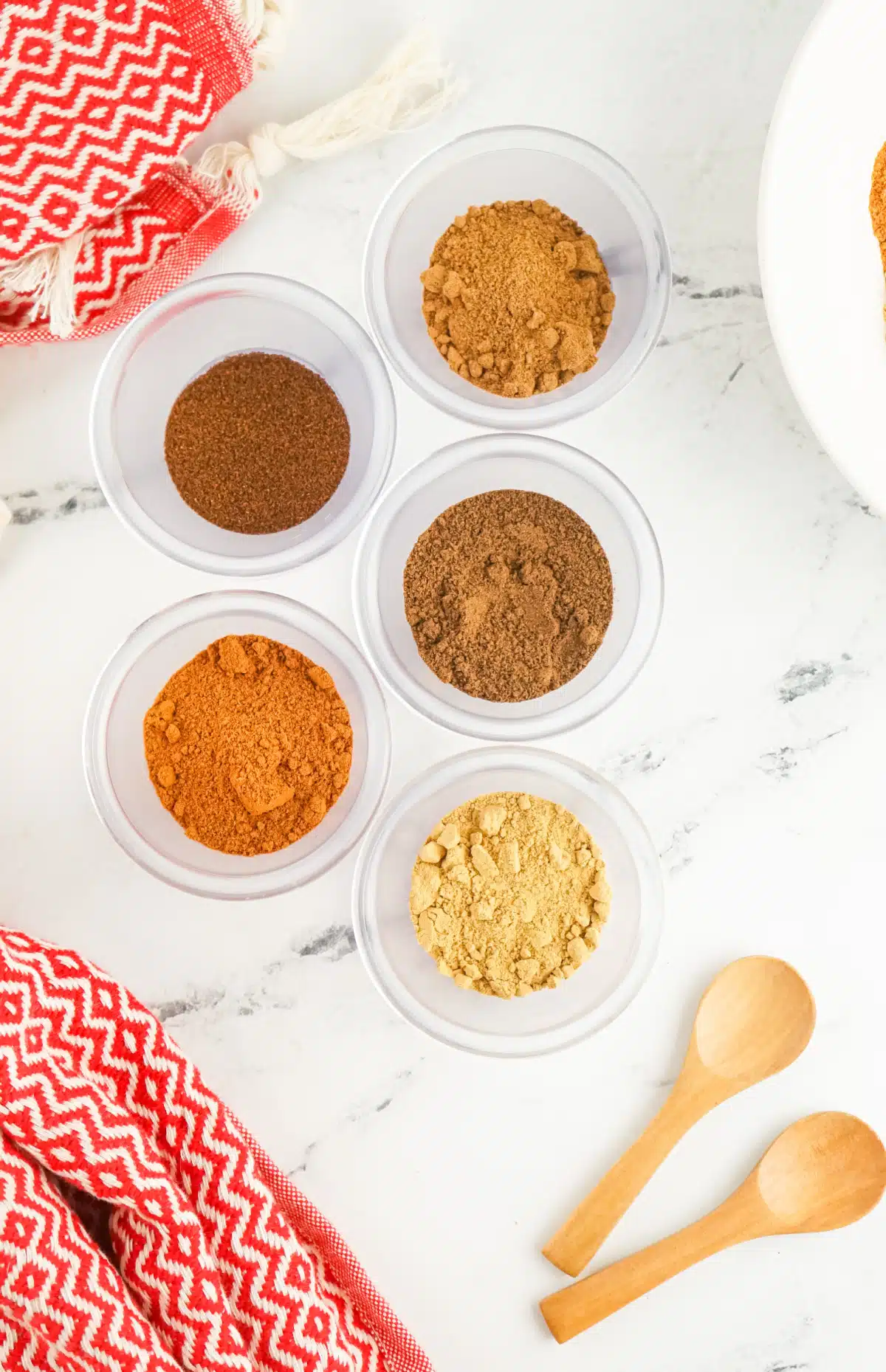 spices in bowls to make homemade singerbread seasoning